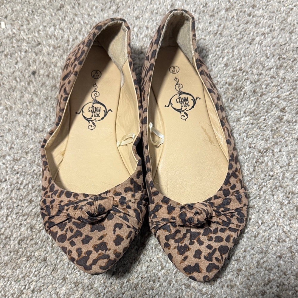 Size 6/7 Leopard Print Pointed Toe Ballet Flats with Knot Details